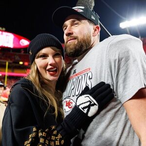 Taylor Swift Louis Vuitton LV Medallion Gloves Black Sold out!